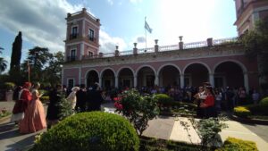 Con fondo del Portal de ingreso del Palacio San Josè, se observa mucha gente icluyendo a personas vestidas de època.