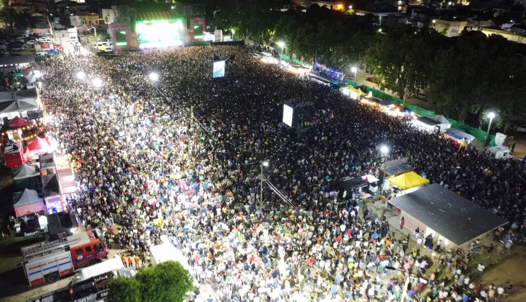 Imagen aerea del escenario y la gran cantidad de gente en una noche de ediciòn anterior de la Fiesta de la Playa.