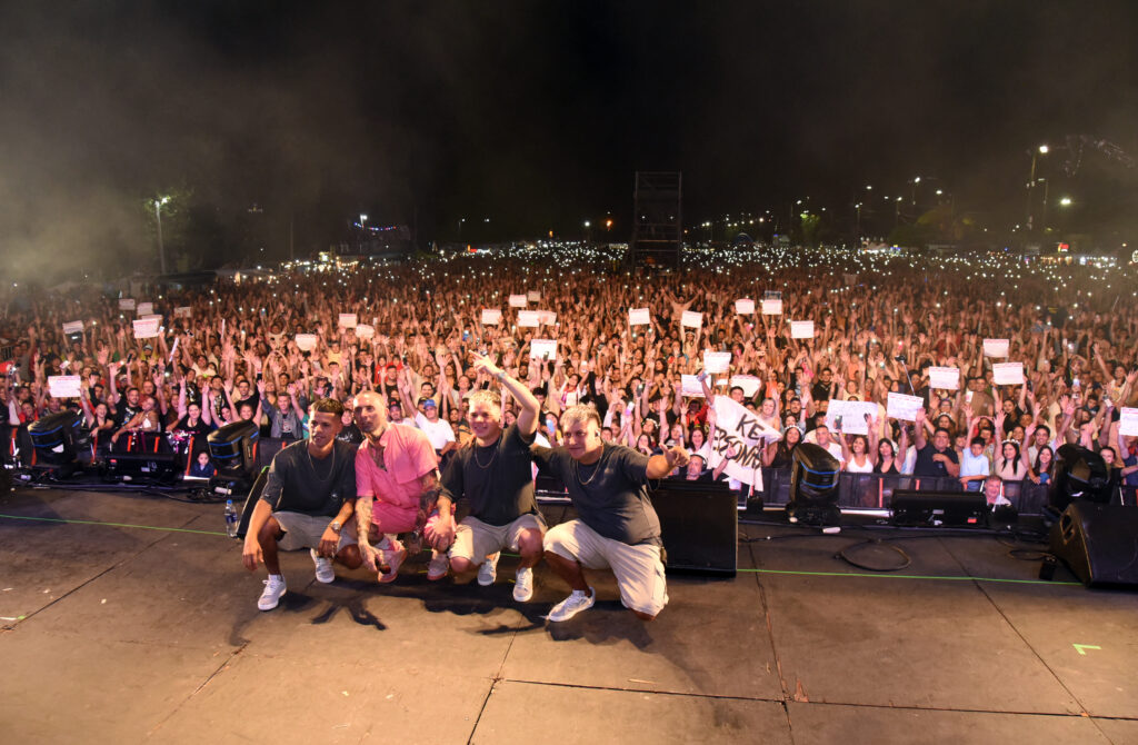 Foto desde el escenario de Kepersonajes con el fondo de su pùbiico en una noche de la Fiesta de la Playa en ediciòn pasada