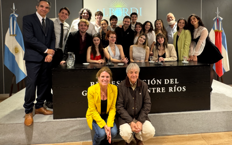 En el Salòn de presentaciones de la Casa de Entre Rìos posan las autoridades y el elenco del musical "Alberdi"