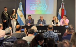 Autoridades y público en el salón de conferencias de La Casa De Entre Ríos