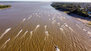 Imagen de muchas embarcaciones en el rtomada desde el aire