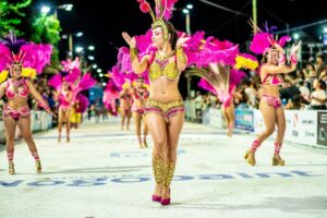 En el corsòdromo desfilan pasantes de comparsa con coloridos trajes ante gran presencia de pùblico