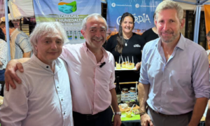 El representante del Gobierno de Entre Rìos y el Gobertandor de la provincia, junto a otras autoridades en la sala de actosde la Casa de Entre Rìos,