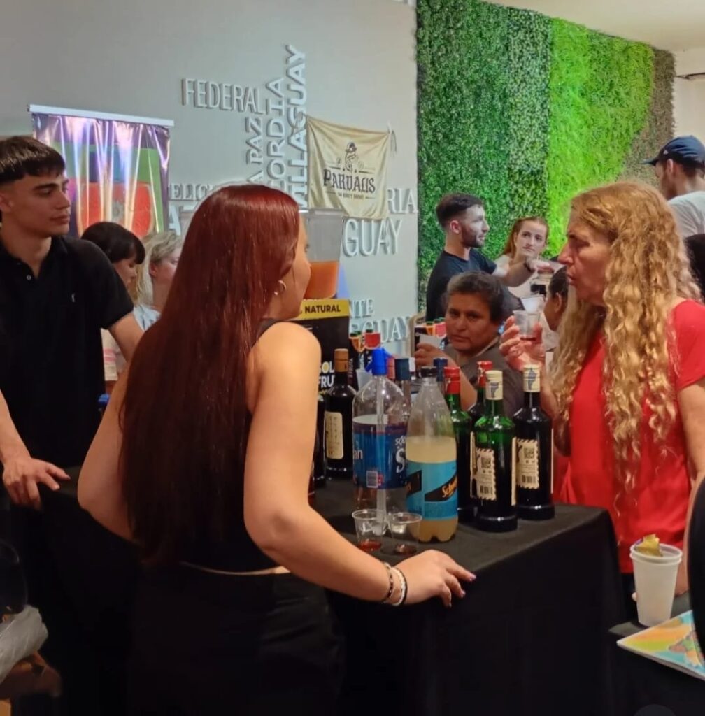 Publico degustando bebidas regionales en La Casa de la Provincia de Entre Rìos.