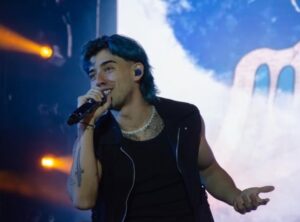 Luck Ra cantando en el escenario.