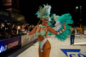 pasante con su traje enel corsòdromo colmado de pùblico