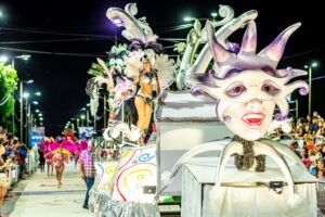 Carroza con pasantes a su alrededor