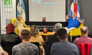 El Escritor Tardeli y el Representante del Gobierno de Entre Rìos en Buenos Aires ingeniero Moulia exponiendo en caasa de Entre Rìos ante el pùblico presente.