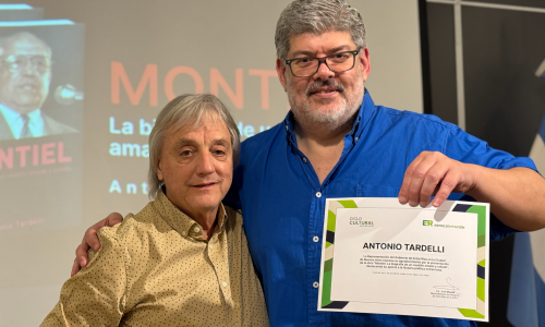 el escritor reciboe una distinciòn por parte de la Casa de Entre Rìos de mano de su director.