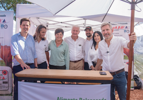Con fondo de sombrillas y carpas, el Gobernador de Entre Rìos con auroridades de la Expo de la Leche en Nogoyá.
