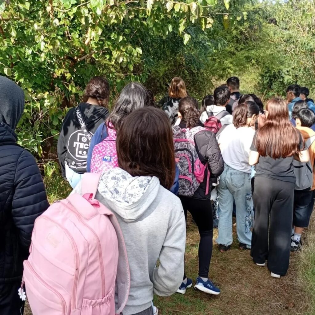 Esta actividad se desarrolla todo el año, en tanto durante octubre y noviembre se suman los contingentes escolares de otras ciudades. Cuando un grupo de estudiantes visita este área natural protegida, la actividad comienza en el Centro de Interpretación del Humedal, donde se realiza una introducción sobre qué es un área de este tipo y cuál es su biodiversidad. La actividad continúa caminando por la avenida, lo que permite reconocer los ambientes naturales inundables, que son mucho más reconocibles desde la altura, es decir que esta caminata permite observar todo el sector de laguna interna, ecosistemas característicos, rica vegetación y diversidad de aves.

Finalmente, en el sendero “Ingá” se recorre una parte del bosque nativo, en su formato de selva en galería, empezando con el anillado mecánico para el control de la Acacia Negra, entonces se muestra cómo es la técnica de control mecánico de un árbol, cómo funciona la parte anatómica de un árbol y qué efectos tiene.

Además del circuito -más extenso- que comienza en el Centro de Interpretación del Humedal, otro consta de un recorrido exclusivamente en el sendero, con la charla introductoria que se realiza al ingreso.