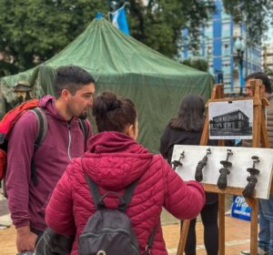 Personas viendo muestras de museo al aire libre