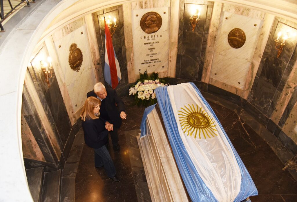 Los intendentes en el mousoleo de Urquiza