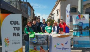 El equipo de Turismo de la municipalidad de Concepción del Uruuguay posa bajo el sol en zona céntrica de Zárate