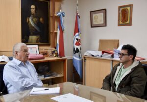 El intedente reunido en su oficina con el presidente del carnaval