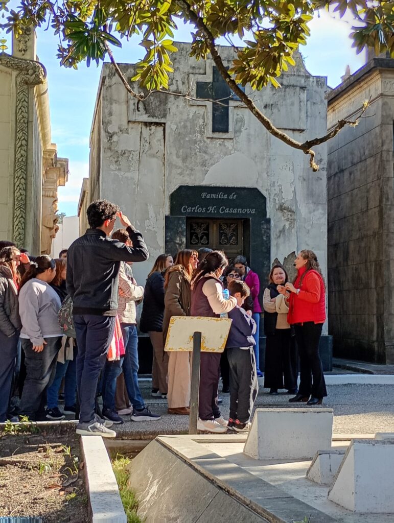 publico frente a la tuma de una familia del lugar