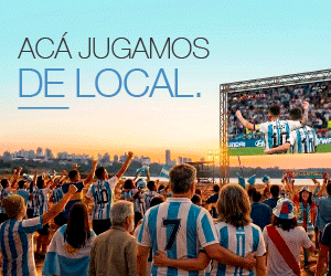 Gente con la remera de la selección argentina viendo una pantalla gigante se lee: Acá jugamos de local.