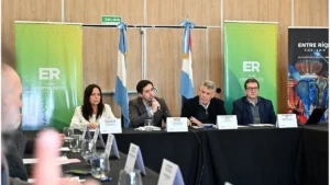 Con fondo de banderas argentina y entrerriana y banners del Gonierno de Entre Ríos exponen las autoridades del Ente mixto de turismo entrerriano