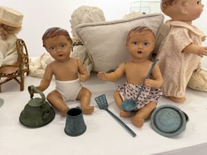 imagen de muñecas antiguas en el museo