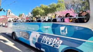 micro sin techo de Flecha Bus con gente recorriendo