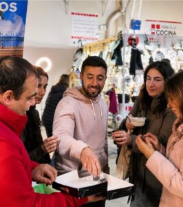 Personas degustando