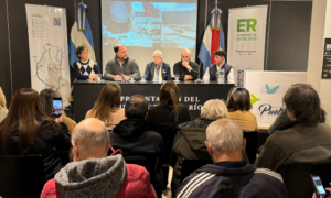 Autoridades de la Casa de Entre Rìos y Pueblo Belgrano ante pùblico y periodistas en la Representaciòn de la provincia en Buenos Aires