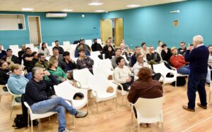 El públio escucha al intndente.