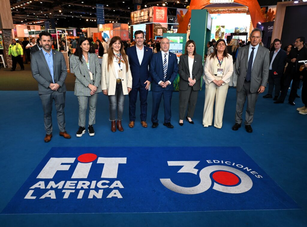 Autoridades,incluyendo al Secretario De Turismo y Deporte de la Naciòn Daniel Scioli, en medio de los puestos de la FIT.