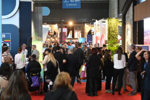 Pùblico recorreindo los puestos en La Rural de Ciudad de Buenos Aires