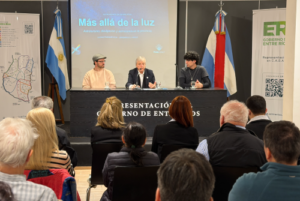 El ingeniero Moulìa rodeado de los disertantes ante el publico presente