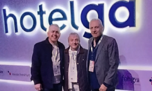 con fondo de cartel de hotelga, autoridades nacionales y entrerrianas.